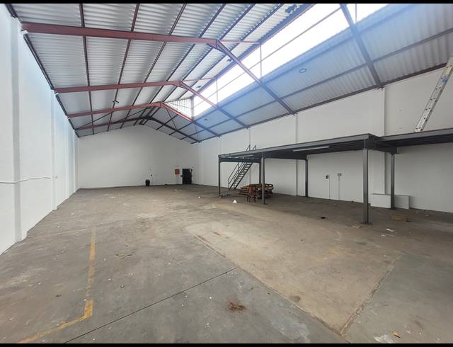 567M² WAREHOUSE TO LET IN STIKLAND INDUSTRIAL